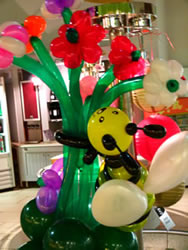 sculptue ballon fleur et abeille, decoration avec des ballons