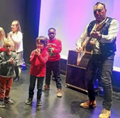 chanteur pour enfant parthenay,animation musicale pour enfant à parthenay,musicien partenay,clown musicien parthenay, concert pour enfant parthenay