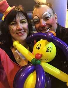 clown sculpteur de ballon rennes, sculpteur sur ballons rennes, animation ballons rennes, animation clown avec des ballons sculptes rennes, animations enfant gallerie marchande rennes, animation de noel rennes, 