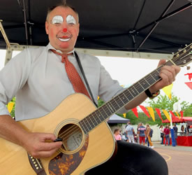 clown musicien nantes , saint nazaire, la baule, guerande, herbignac, questembert, vannes, lorient, rennes, angers , cholet